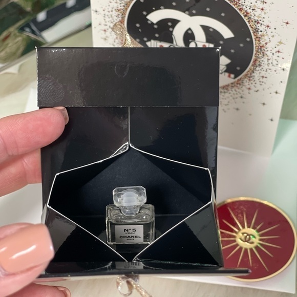 AUTHENTIC CHANEL NO 5 L’EAU MINIATURE PERFUME & CHRISTMAS CARD 2019 COLLECTIBLE - Picture 7 of 11